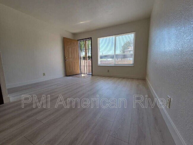 Foto del edificio - 6400 66th Ave