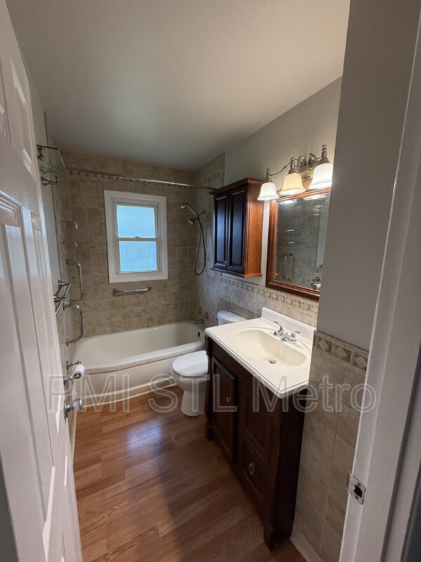 Foto del edificio - 6241 Lorraine Ave