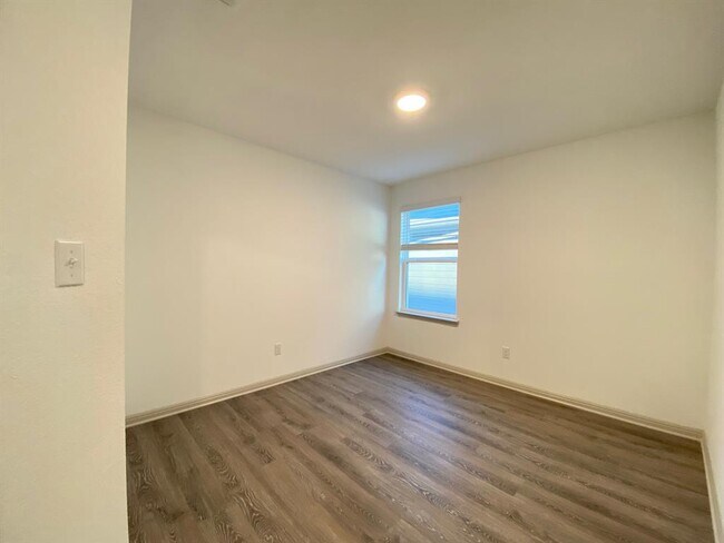 Building Photo - 202 Sweetwater Crk Ln