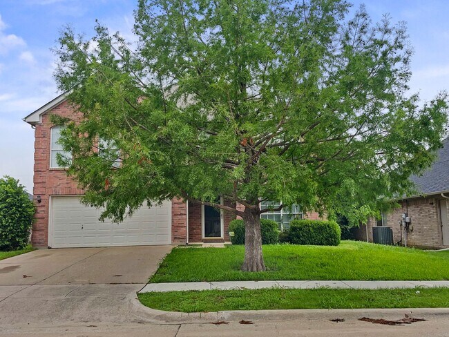 Foto del edificio - Wonderful two story with a huge yard!