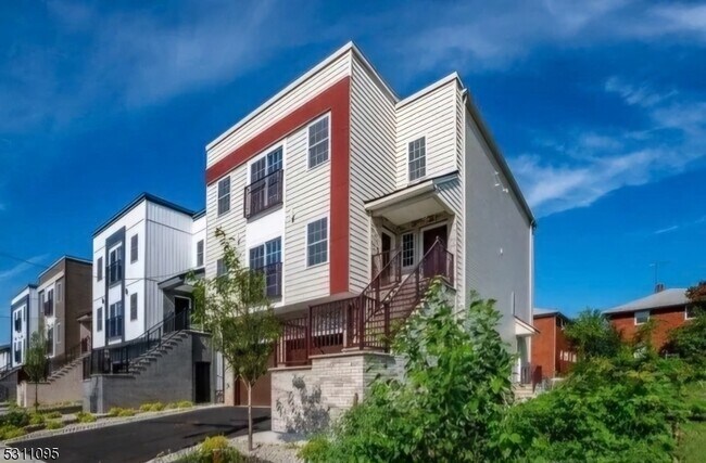 Building Photo - 313 Doyle St