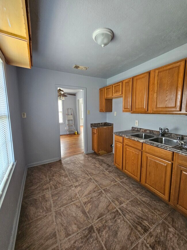 Building Photo - 5616 Thomas Ln