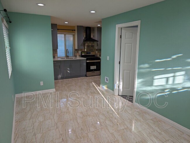 Building Photo - 400 East 52nd Street