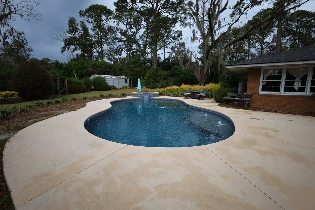 Building Photo - 2524 Jerry Jones Dr