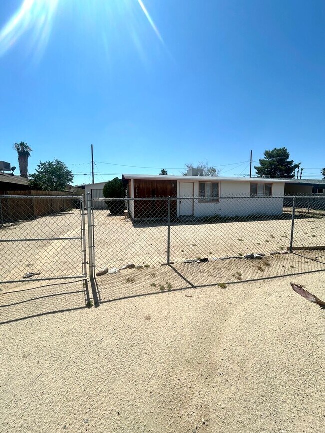 Foto del edificio - Eclectic 2 Bedroom 1 Bathroom Home