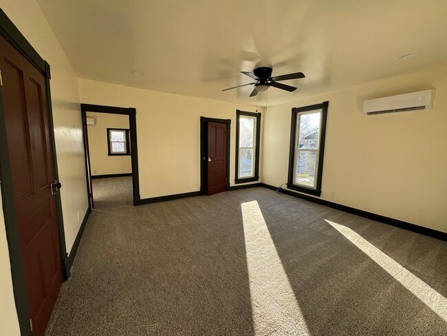 Foto del edificio - 244 W 7TH ST
