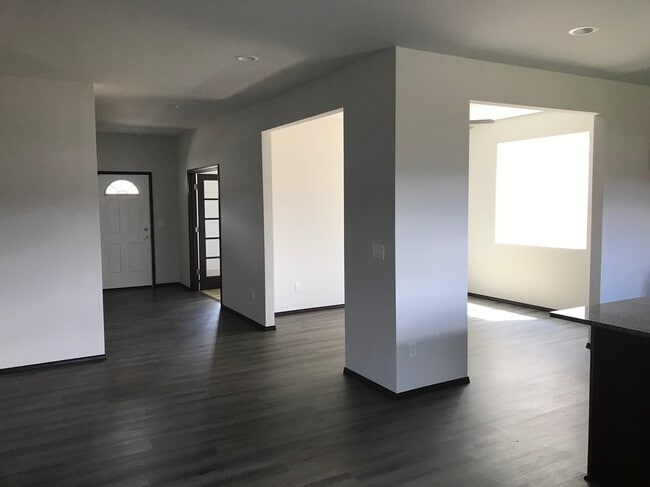 Building Photo - Beautiful Home with Quartz Countertops!