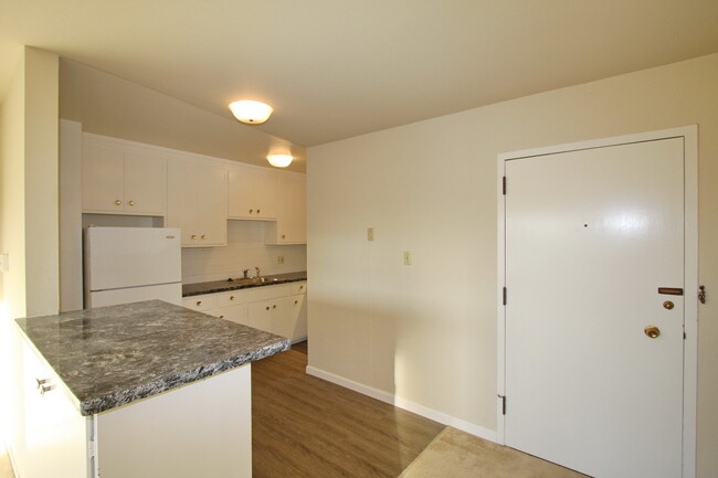 Building Photo - 1400 39th Ave