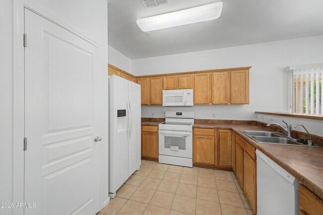Foto del edificio - 8777 W Dahlia Dr