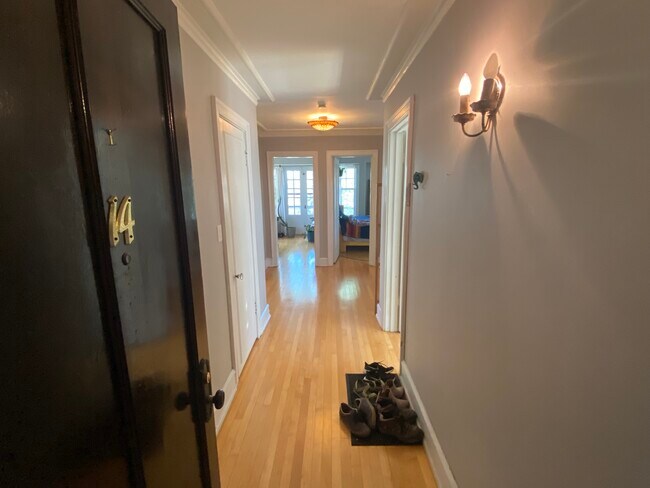 Entrada - 2011 N Prospect Ave