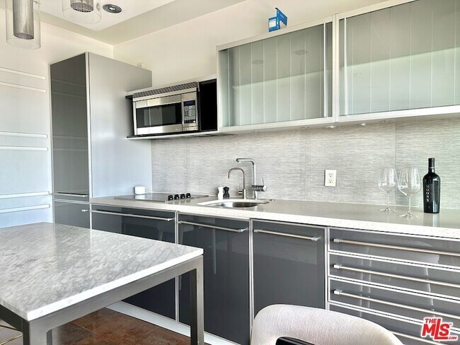 Foto del edificio - 999 N Doheny Dr