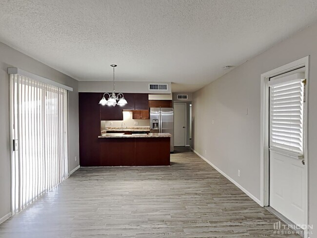 Foto del edificio - 1121 W 12th Pl