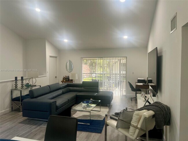 Building Photo - 707 Gardens Dr