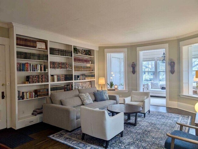 Foto del edificio - Stunning 3 bedroom main floor unit in prime Saint Paul location.