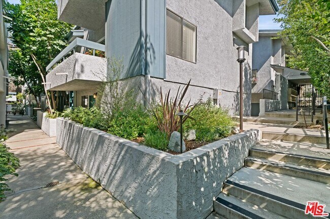 Building Photo - 353 S Marengo Ave
