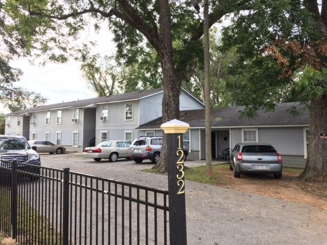 Building Photo - Mae Place