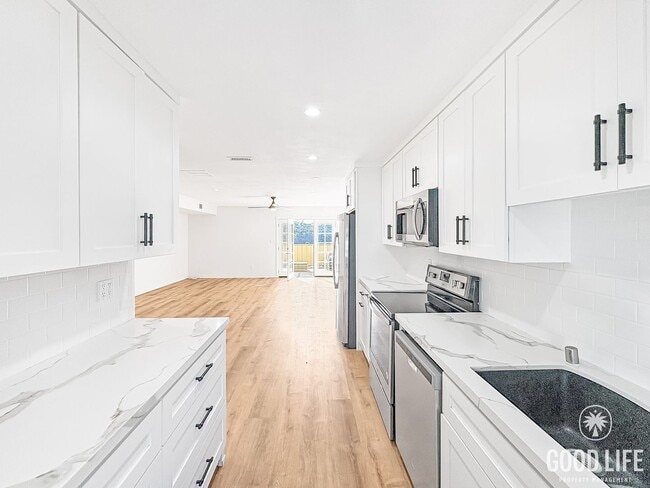 Building Photo - Beautiful 2B/1.5BA Condo For Rent In Unive...