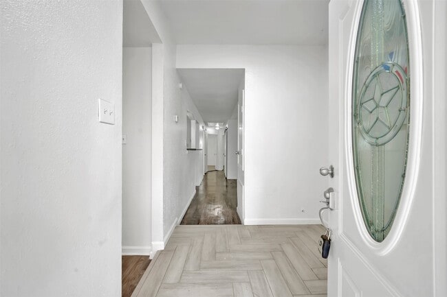 Foto del edificio - 22102 Breezy Hill Dr