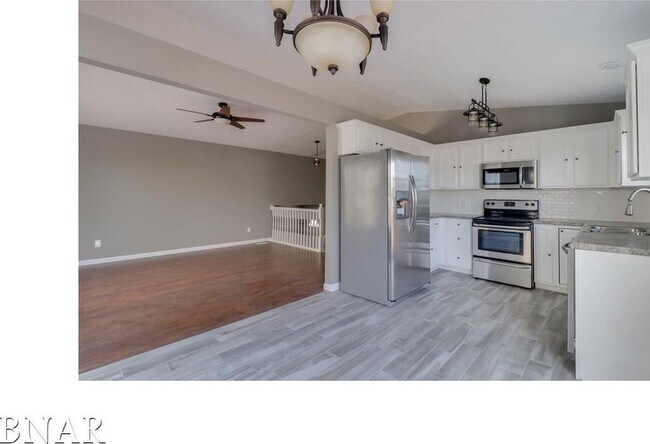 Foto del edificio - Stunning 4 Bed/3Bath Bi Level Available in...