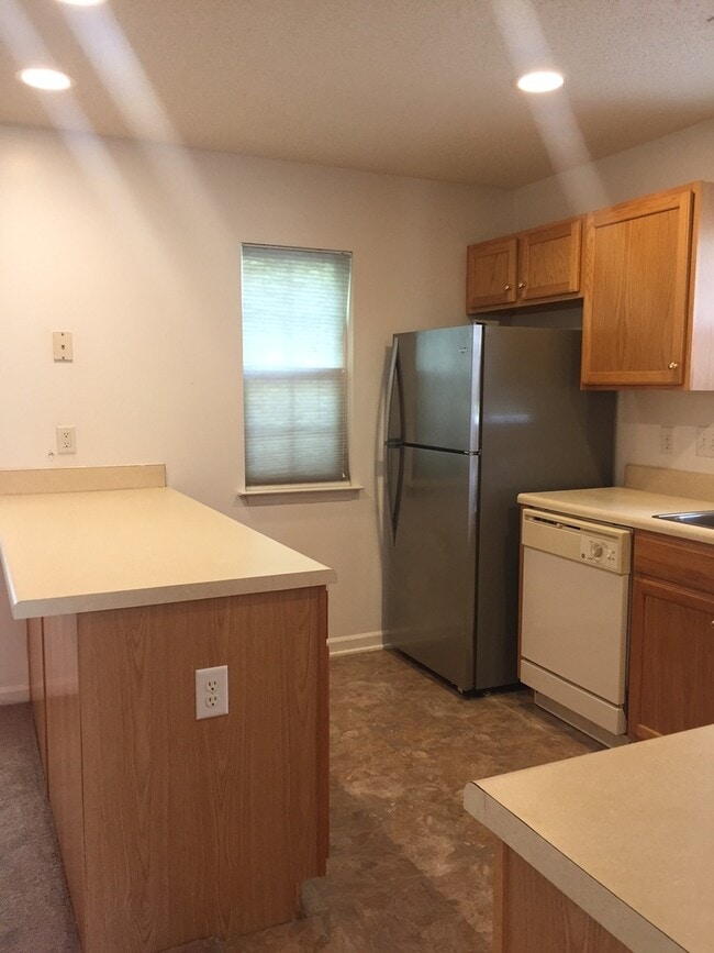 Foto del edificio - 3 Bed 2 Bath Townhome Available