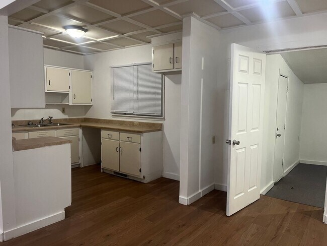 Foto del edificio - LARGE 2 BEDROOM HOME WITH OVER 1000 SQ. FT. OF LIVING SPACE, FAMILY ROOM, LIVING ROOM & SINGLE GA...