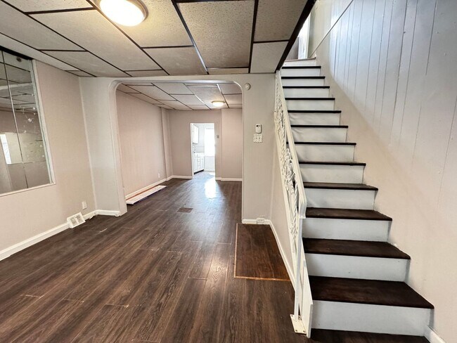 Building Photo - 210 N Avondale St