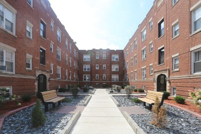 Building Photo - 727 W Cornelia Ave