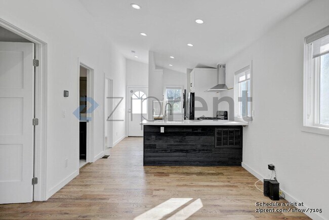 Building Photo - 924 El Paso Dr