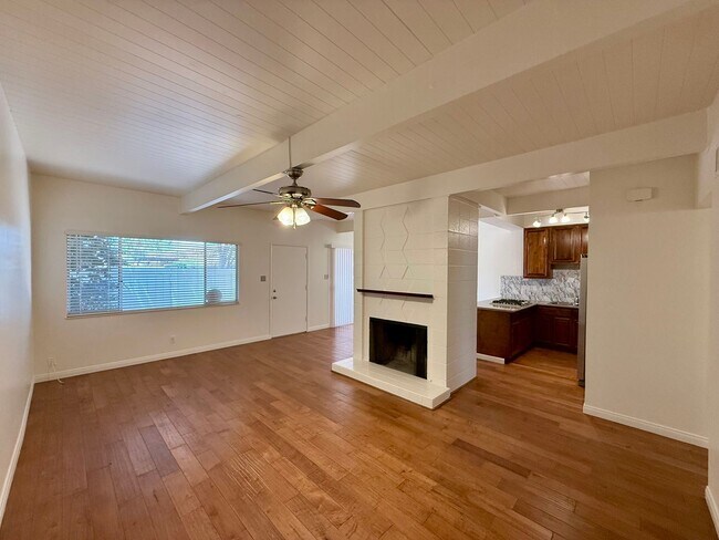 Building Photo - Beautiful 1 Bedroom, 1 Bathroom Condo-Style Home with Garage