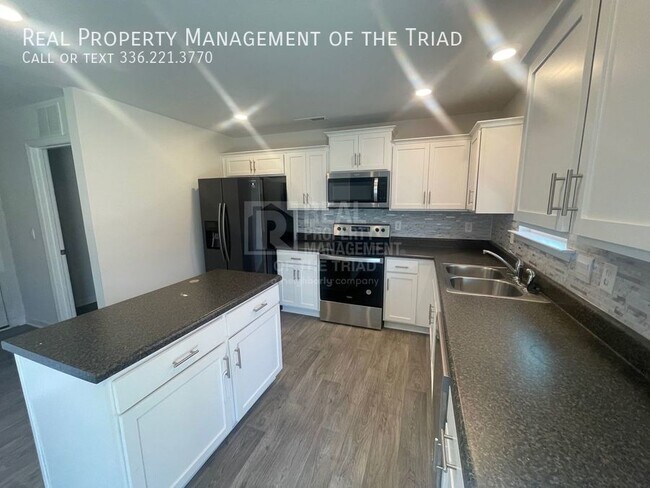 Building Photo - **$350 OFF MOVE-IN SPECIAL!!** Rare Find 4...