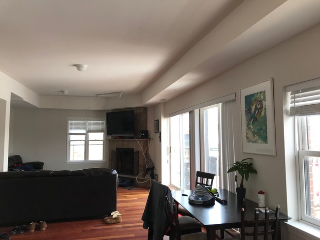 Building Photo - 807 W Lill Ave