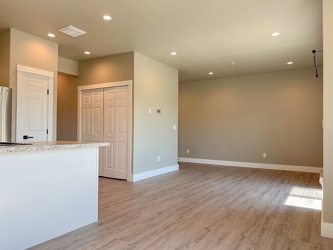 Building Photo - Pet Friendly 2 bed/ 2 bath unit at Soldier Ridge!