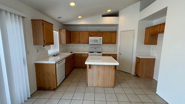 Foto del edificio - Spacious 3 bed 2 bath home.