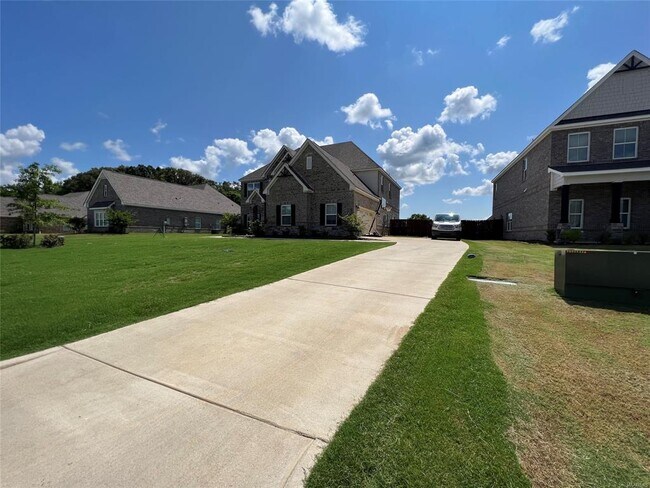 Building Photo - 692 Abby Ln