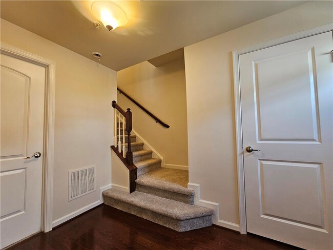 Building Photo - 9 Yellow Rose Ln