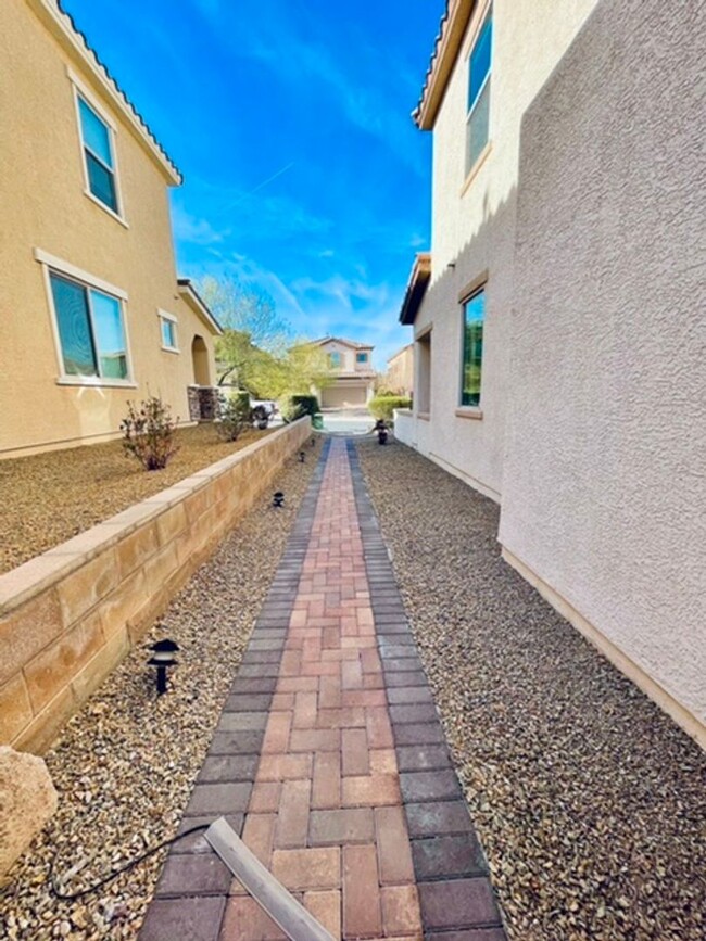 Building Photo - Gorgeous 3 bed 2.5 bath in Guard Gated com...
