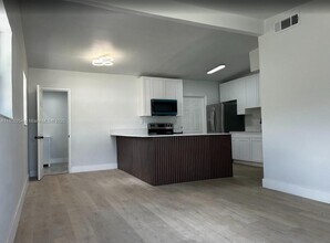 Building Photo - 517 NW 18th Ave