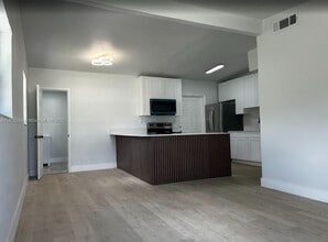 Building Photo - 517 NW 18th Ave