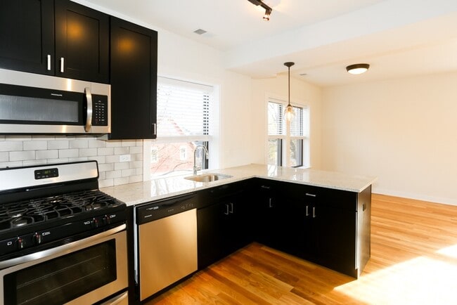 Foto del edificio - 2210 W Eastwood Ave