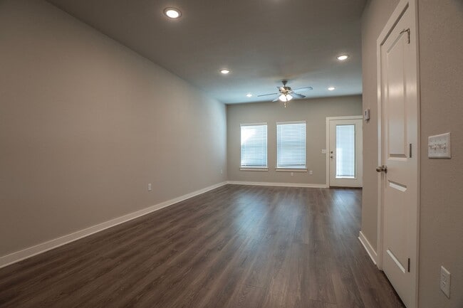 Building Photo - 2 bedroom 2.5 bath townhome located in Fayetteville AR!