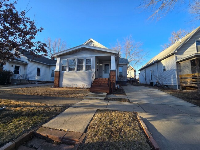 Building Photo - 2 Bedroom Home Near Down Town Bloomington
