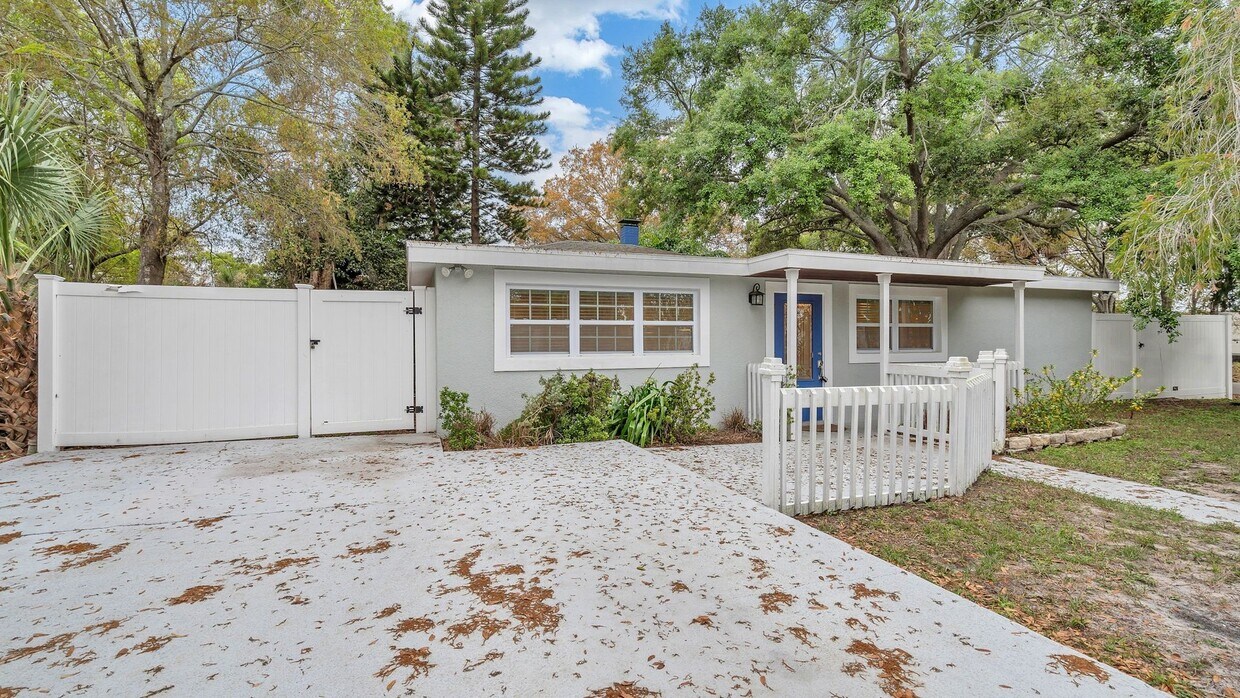 Foto principal - Spacious remodeled South Tampa 4BR/3BA hom...