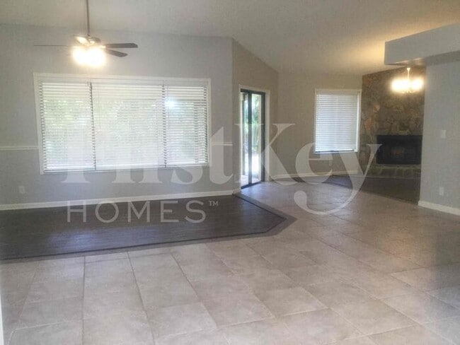 Building Photo - 899 Daffodil Dr