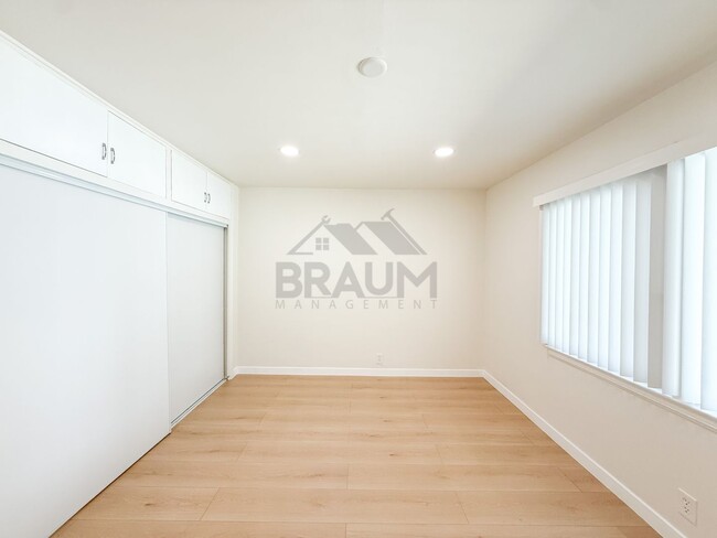 Building Photo - 15550 Vanowen St