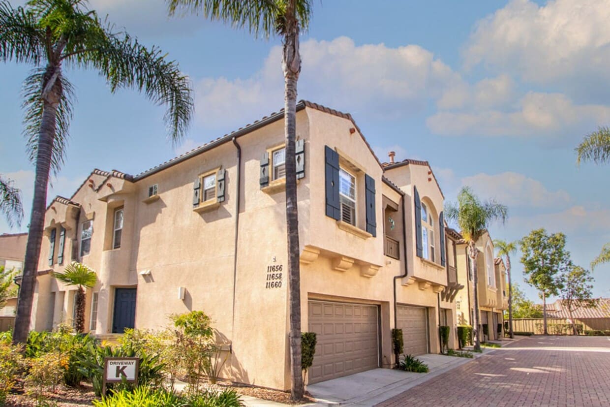 Primary Photo - Beautiful 2 Bedroom / 2 Bath Condo in Desi...