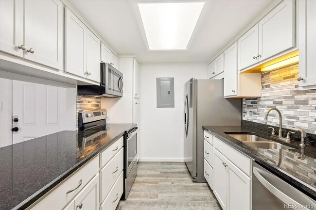 Building Photo - Recently Updated Unit in Robinwood