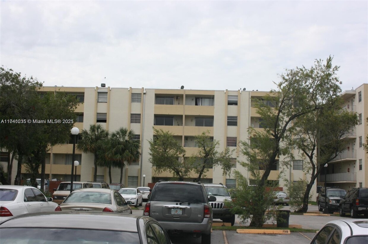 Foto del edificio - 10000 NW 80th Ct