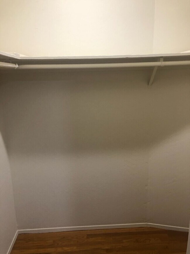 Building Photo - Remodeled Studio in Alamo Square**Dishwash...