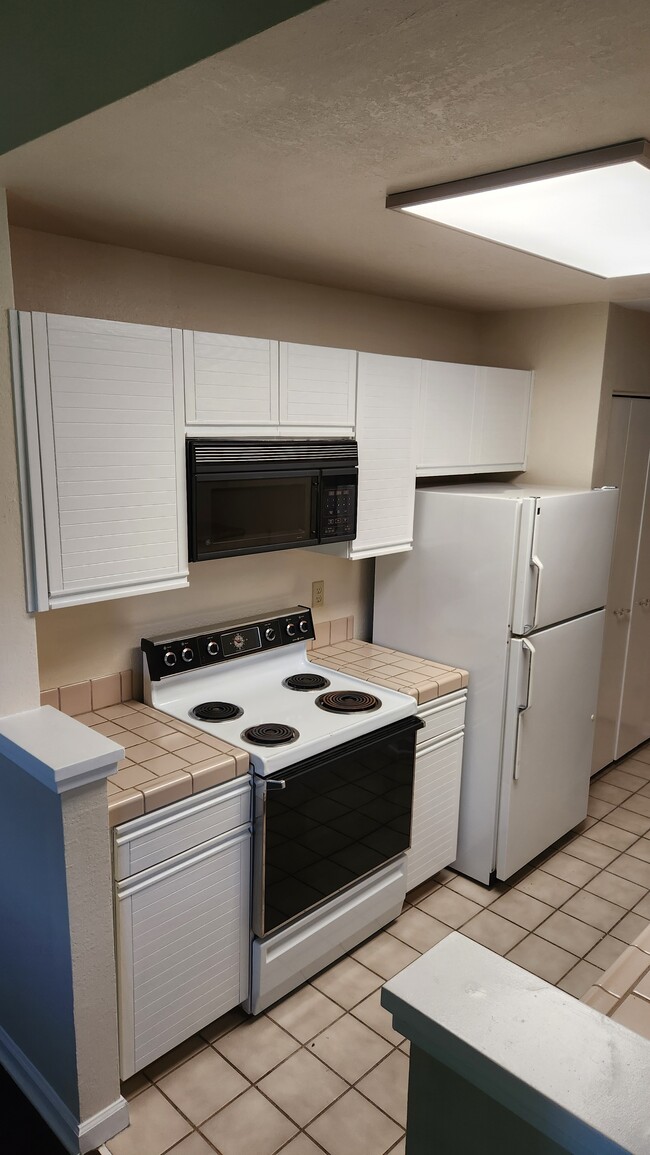 Building Photo - 8170 Mountain View Dr