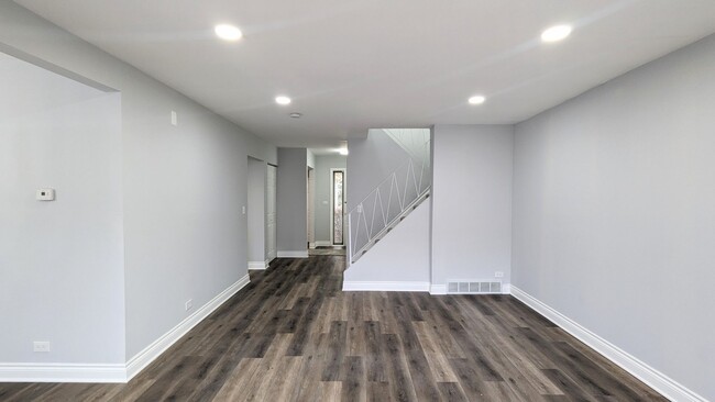 Building Photo - Updated 4 bd 2.5 ba plus a den spacious to...